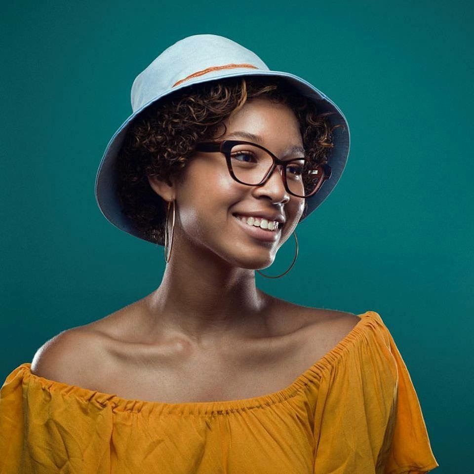 woman blue hat tortoise frames IMG 3142