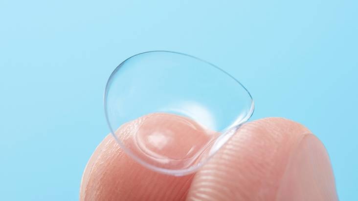 contact lens on fingers